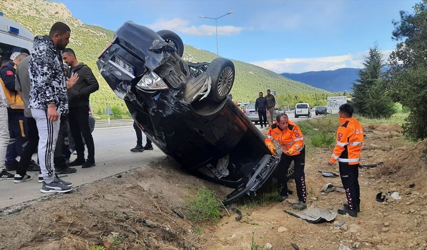 Bucak'ta devrilen otomobilin sürücüsü yaralandı