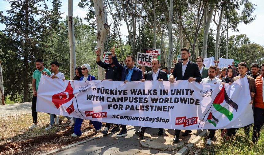 Çukurova Üniversitesi'nde öğrenciler İsrail'in Gazze'ye saldırılarını protesto etti
