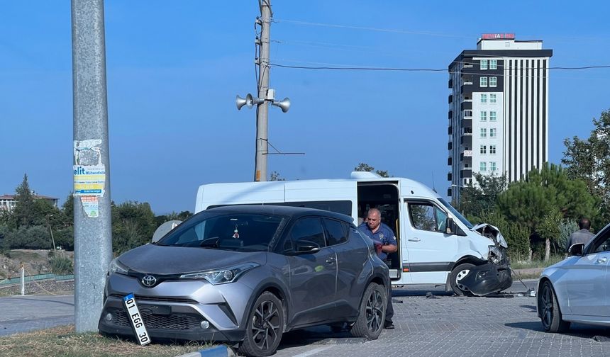 Osmaniye'de otomobille çarpışan okul servisindeki 8 öğrenci yaralandı