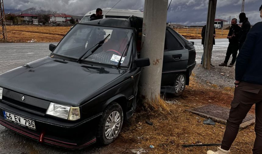 Afşin’de Otomobil Elektrik Direğine Çarptı