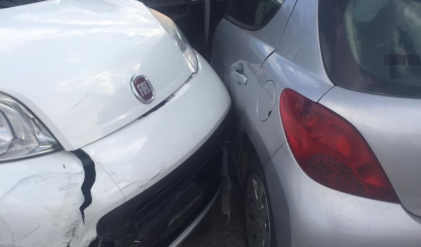 Burdur'da hafif ticari araç ve otomobilin çarpıştığı kazada 2 kişi yaralandı