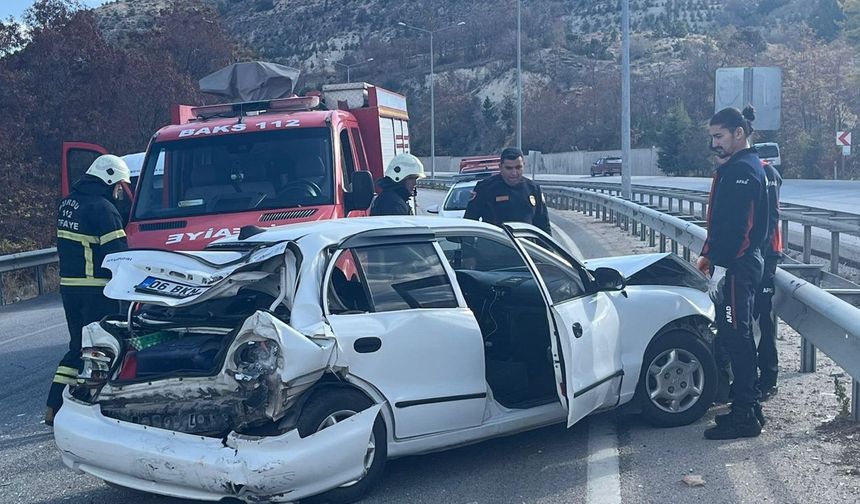 Burdur'da üç aracın karıştığı kazada 2 kişi yaralandı