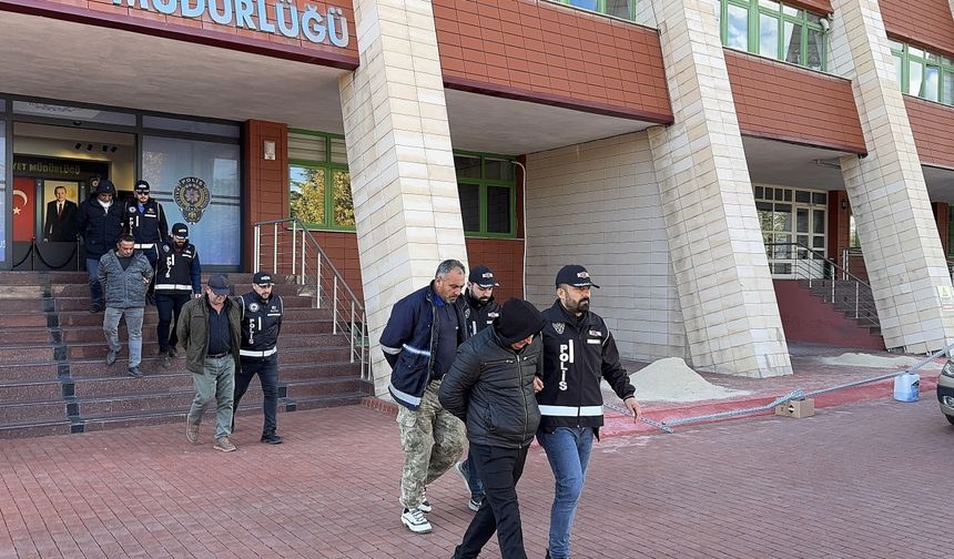 GÜNCELLEME - Isparta'da belediye çalışanı gibi görünerek kaçak kazı yapan 5 zanlı tutuklandı