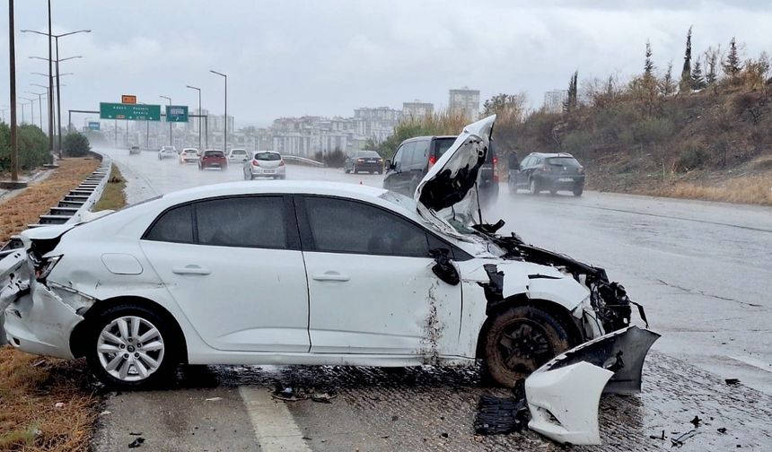 Mersin'de bariyere çarpan otomobildeki 4 kişi yaralandı