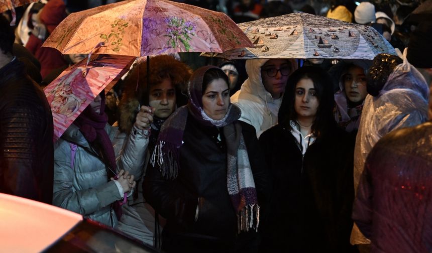 Hatay'da 6 Şubat depremlerinin ikinci yılında anma etkinlikleri için alanlarda toplanılıyor