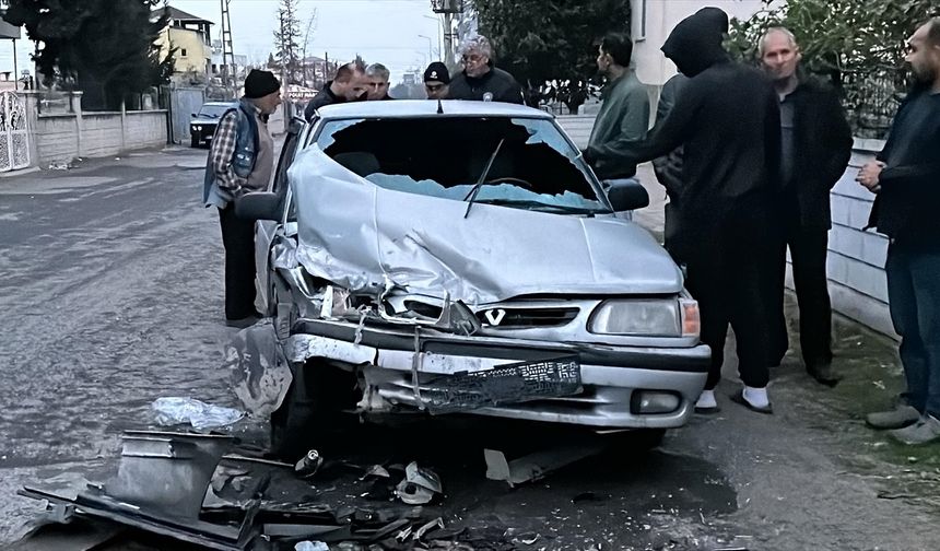 Hatay'da iki otomobilin çarpıştığı kazada 9 kişi yaralandı