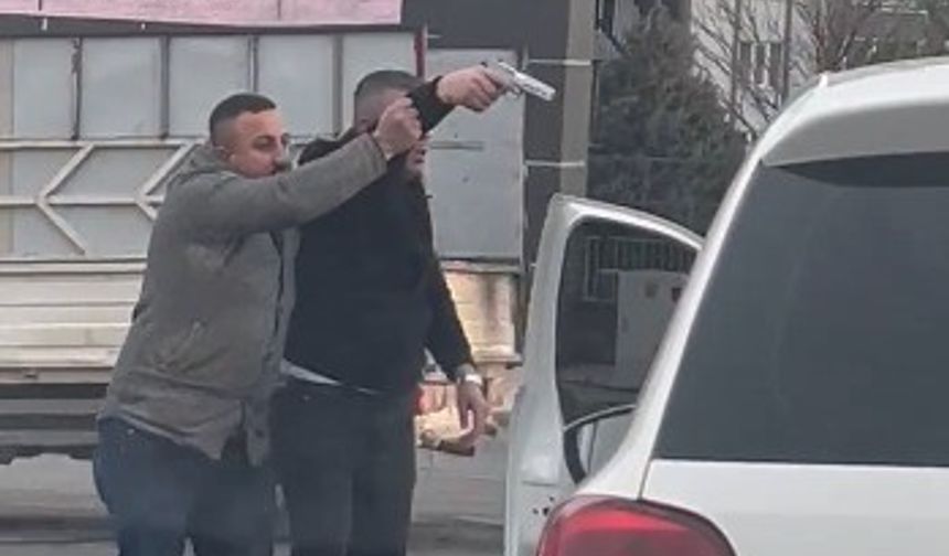 İki Sürücü Arasında Kavga: Biri Bagajı Açınca Diğeri Tabanca Çekti