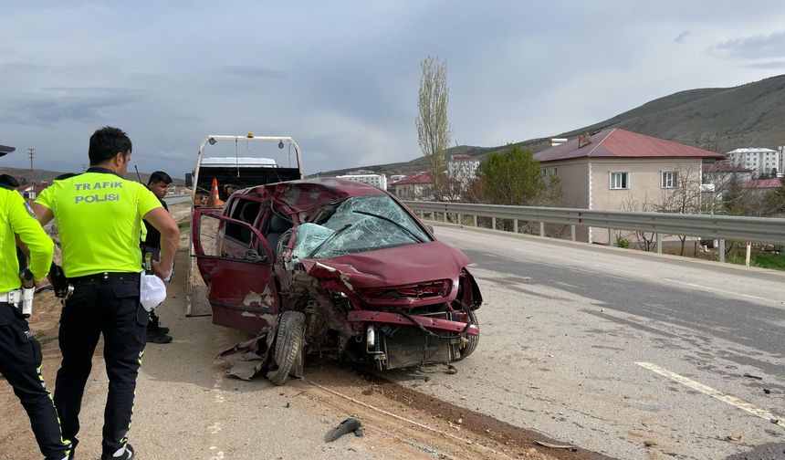 Afşin'de Otomobil ile Kamyon Çarpıştı: 1 Yaralı