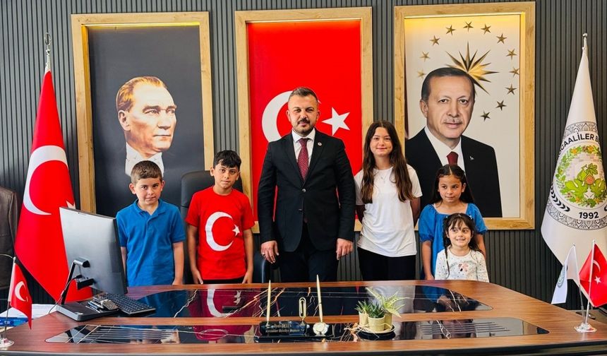 Bucak'ta 23 Nisan coşkusuna yapay zeka destekli robot eşlik etti