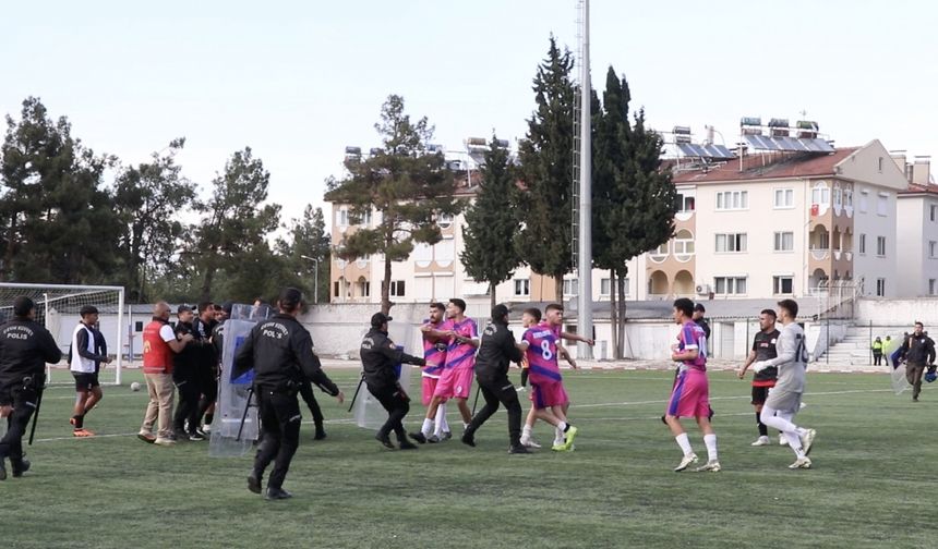Burdur'da amatör futbol maçında arbede