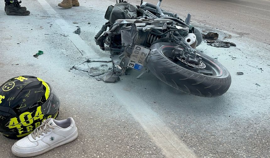 Hatay'da tırla çarpışan motosiklet sürücüsü yaralandı