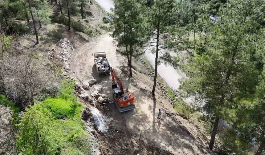 Feke’de mezarlık alanında yol çalışması