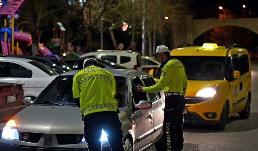 Isparta’da kurallara uymayan 20 araç sürücüsüne idari para cezası