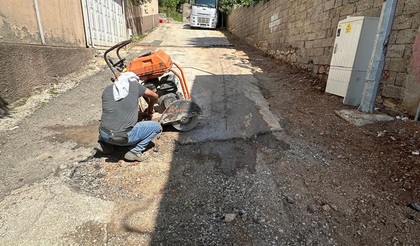 Onikişubat Belediyesi, Mağralı Mahallesi’ndeki Yol Tahribatlarını Gideriyor