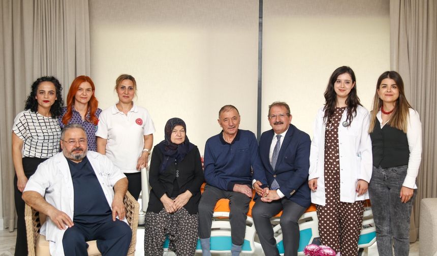 Antalya İl Sağlık Müdürü Özkan, inme geçiren hastayı evinde ziyaret etti
