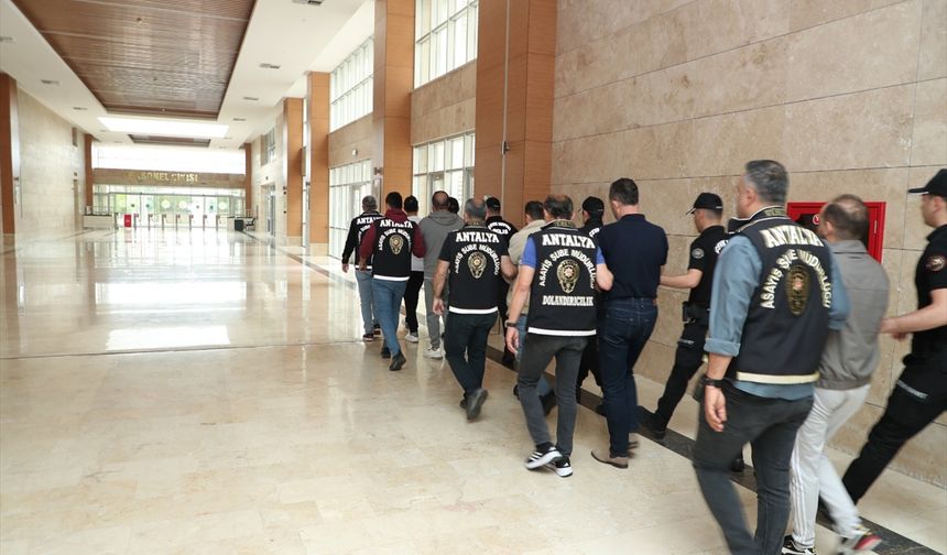 Antalya'da kiraladıkları araçları internet üzerinden satan 4 kişi tutuklandı