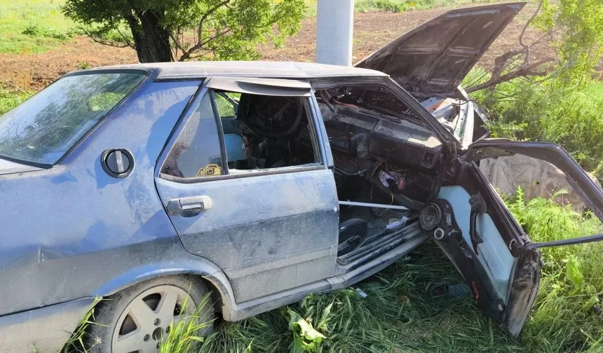 Burdur'da otomobilin elektrik direğine çarptığı kazada 2 kişi yaralandı