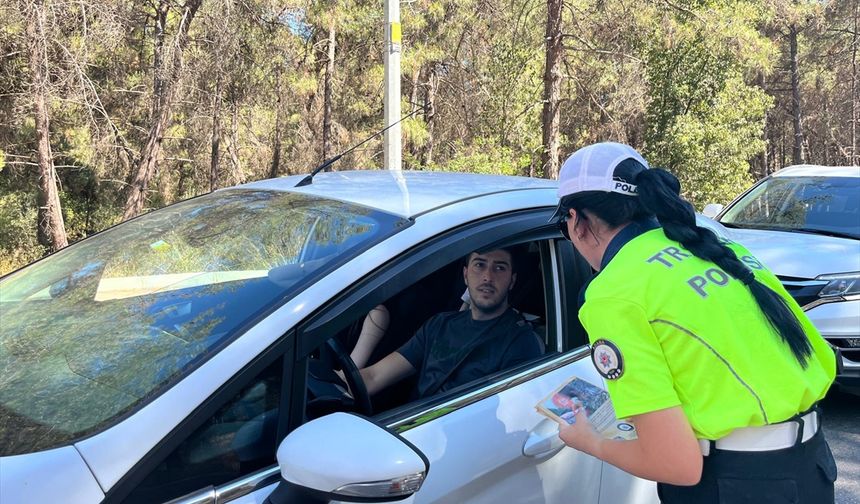 Adana'da trafik polisleri, sürücüleri orman yangınlarına karşı uyardı