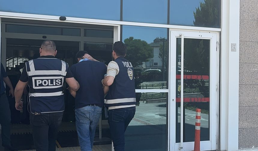 Burdur'da bir kadının evinde bıçaklanarak öldürülmesine ilişkin yakalanan 4 şüpheli adliyede