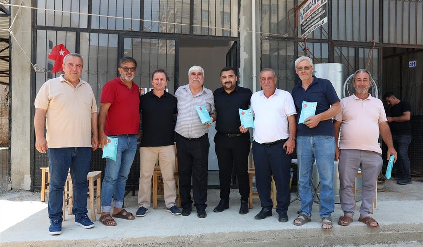 Gülnar'da Babalar Günü dolayısıyla esnafa kravat hediye edildi