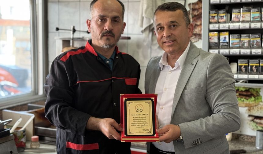 Isparta'da vergi yükümlülüğünü 30 yıl eksiksiz yerine getiren esnafa ödül
