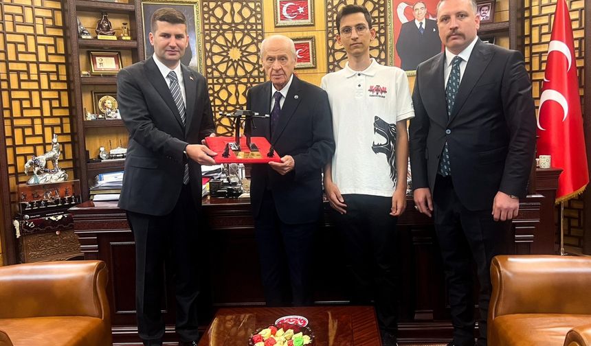 KAAN Teknoloji Kulübü'nün geliştirdiği İHA prototipi, MHP Genel Başkanı Bahçeli'ye takdim edildi