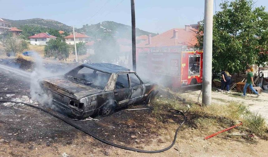 Burdur’da park halindeki otomobil alev alev yandı