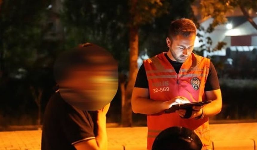 Isparta’da 1 saatlik asayiş ve trafik uygulamasında 236 kişi sorgulandı