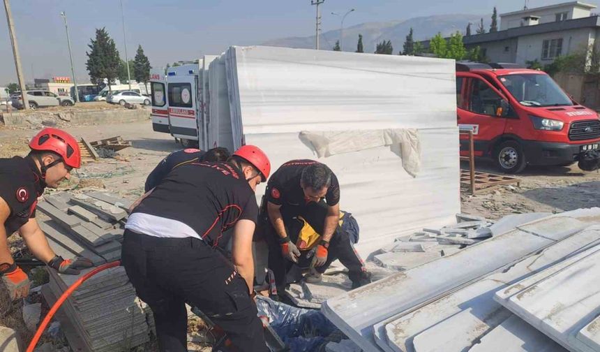 Mermer Bloklar Devrildi: 2 Yaralı