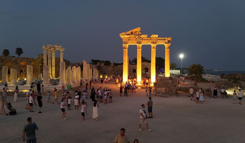 Işıklandırılan Side Antik Kenti gece daha fazla turist çekiyor