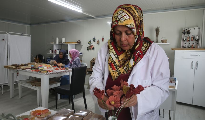 Kahramanmaraşlı kadın girişimci atık talaşı sanat eserlerine dönüştürüyor