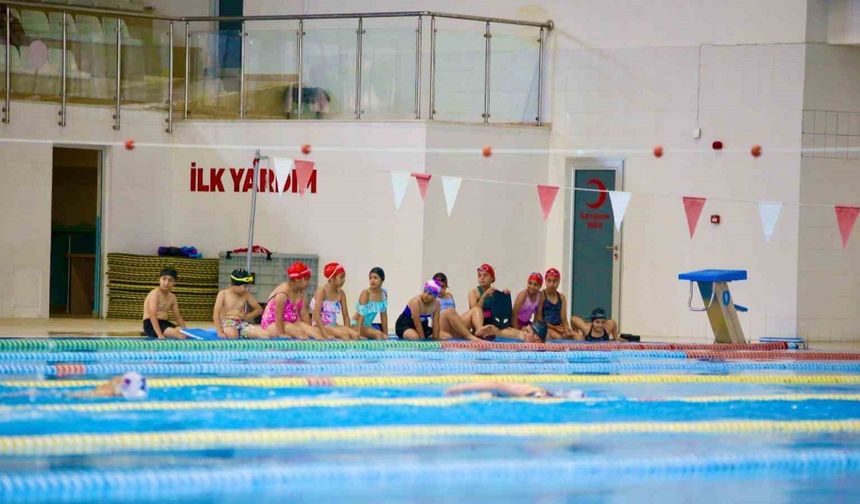 Kepez Belediyesi, 7’den 70’e yüzme eğitimi veriyor