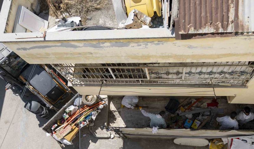 Mersin’de çöp ev temizlendi, 10 kamyon çöp çıkarıldı