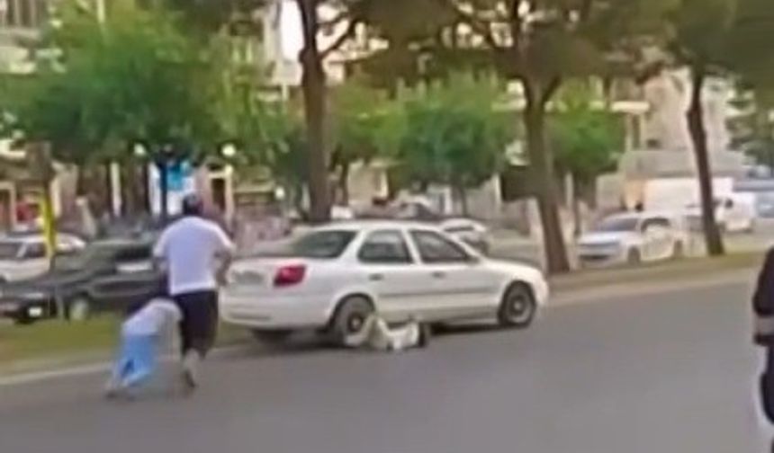 Babalarıyla Yolun Karşısına Geçen Çocuklara Otomobil Çarptı