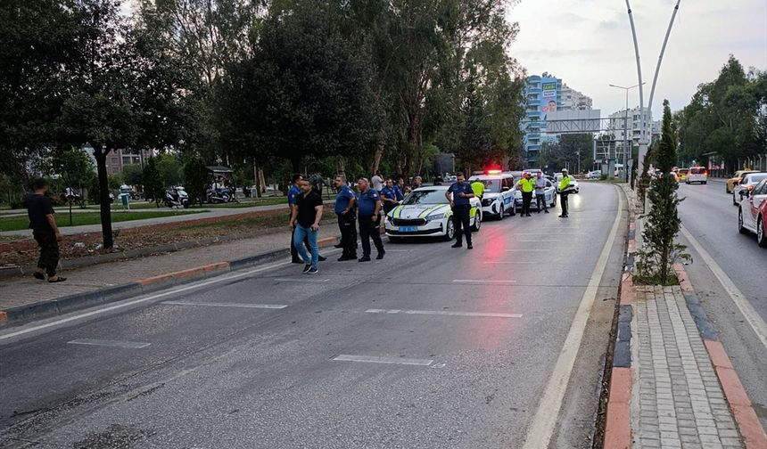 Adana'da refüje ve aydınlatma direğine çarpan motosikletin sürücüsü öldü