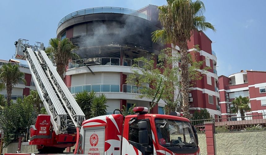 Antalya'da apartmanda çıkan yangında dumandan etkilenen 3 kişi hastaneye kaldırıldı