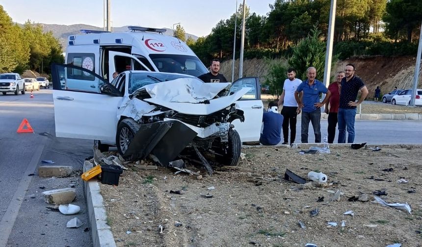 Burdur'da iki otomobilin çarpıştığı kazada sürücüler yaralandı