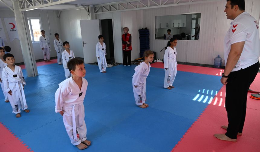 Depremzede çocuklar tekvandoyla rehabilite oluyor