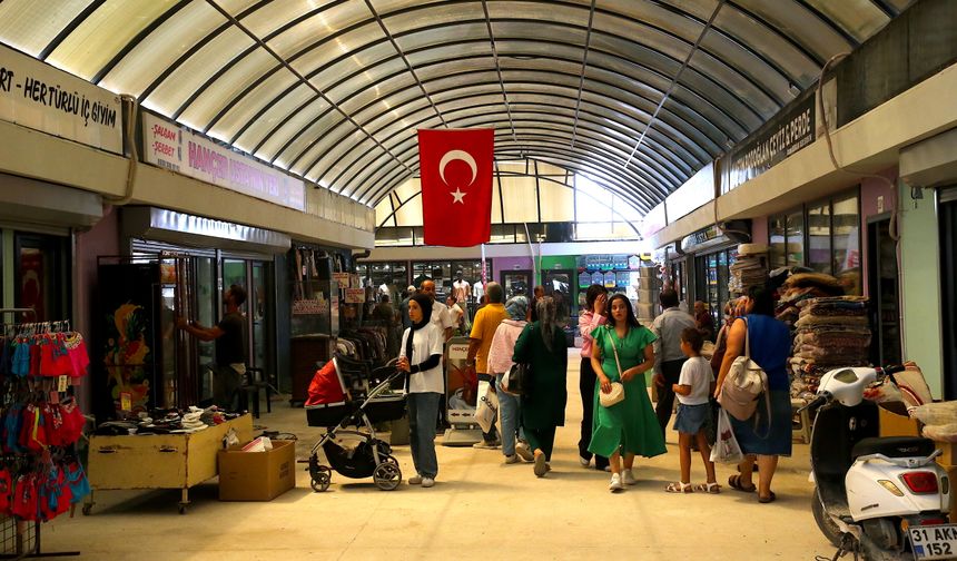 Hatay'da tarihi Uzun Çarşı esnafı geçici prefabrik dükkanlarında faaliyete başladı