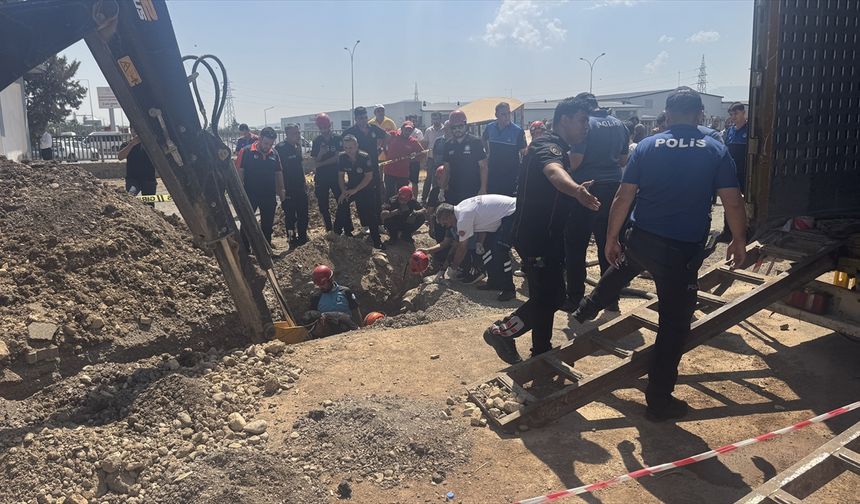 Kahramanmaraş'ta göçük altında kalan iş makinesi operatörü kurtarıldı