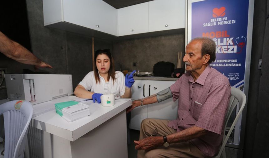 Kepez'de huzurevi sakinlerine ücretsiz göz taraması yapıldı