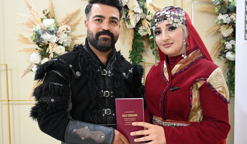 Osmaniye'de bir çift nikah masasına geleneksel kıyafetlerle oturdu