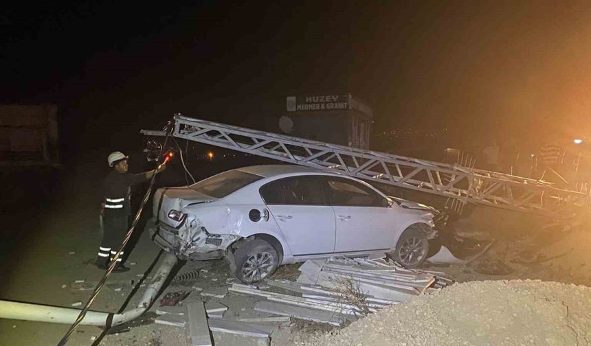 Elektrik direğine çarpan aracın motoru yerinden fırladı