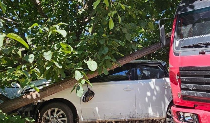 Kontrolden çıkan kamyon otomobile çarparak durdu