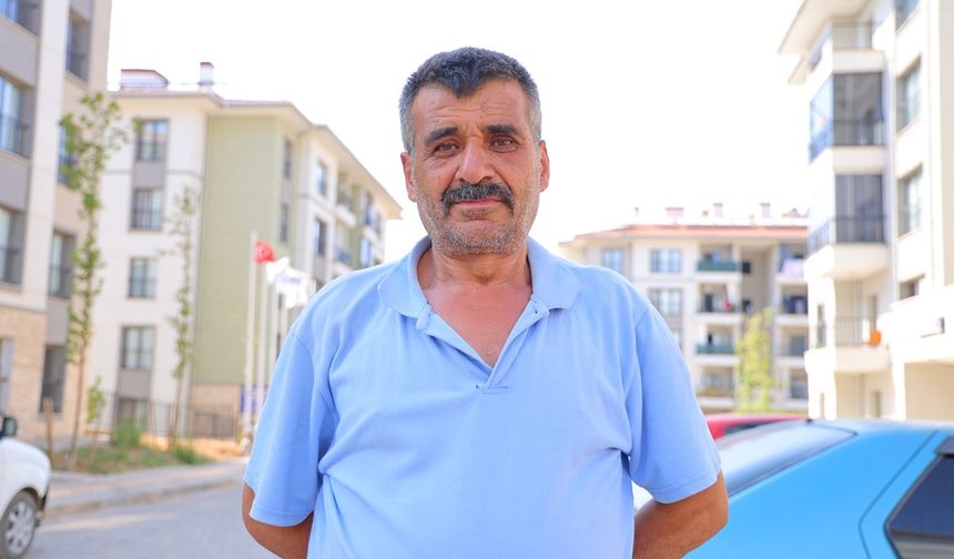 İki Oğlunu Kaybeden Depremzede Baba: "Devletimiz Evlerimizi Yaptı"