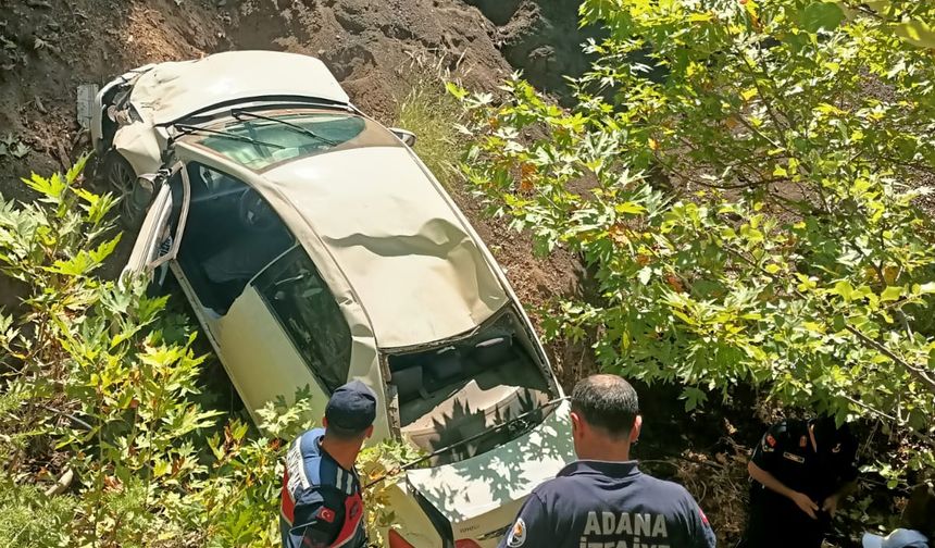 Adana'da uçuruma yuvarlanan otomobildeki 2 kişi yaralandı