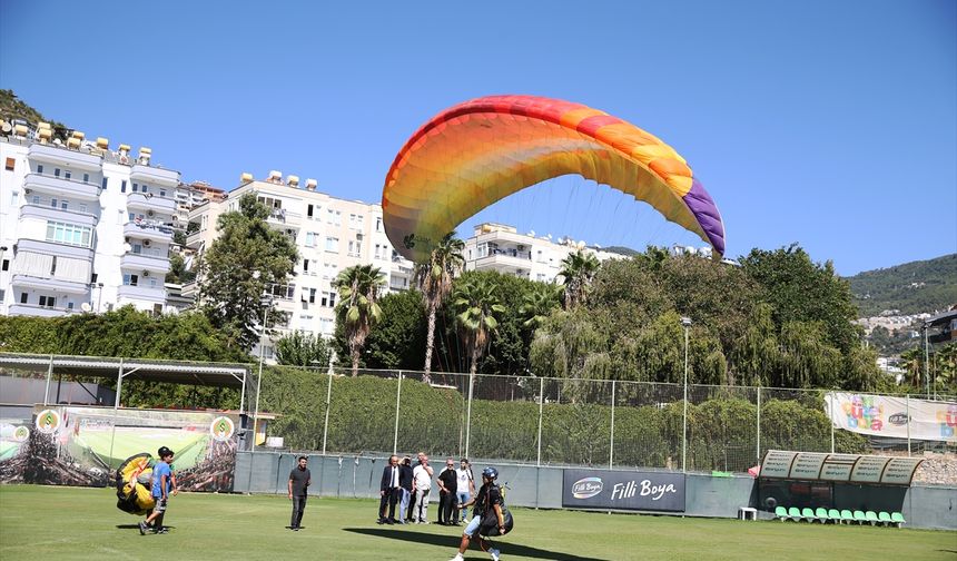 Alanya'da milli yamaç paraşütü sporcusu kazandığı kupayla kulüp tesisine iniş yaptı