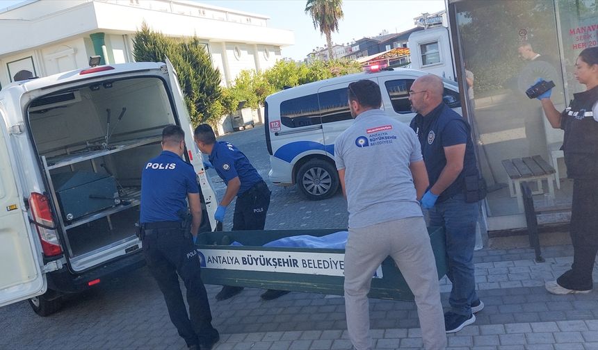 Antalya'da bir kişi otobüs durağında ölü bulundu