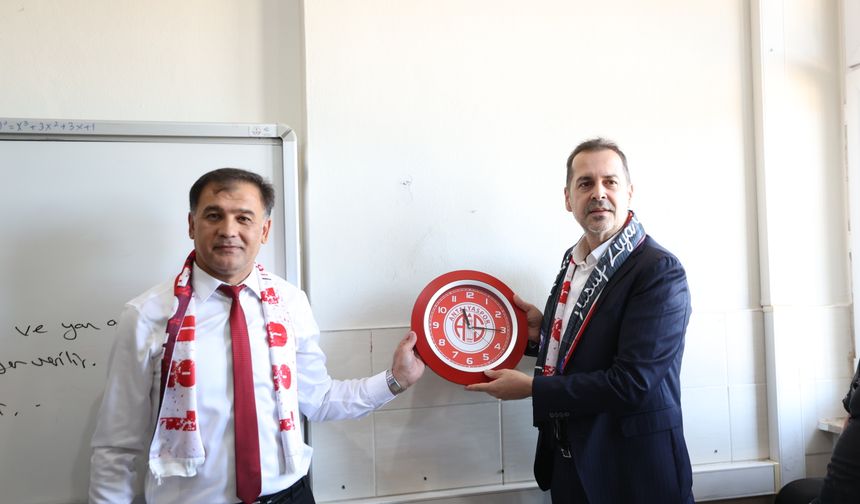 Antalya'da 'zilsiz okul' uygulamasına geçilen okula Antalyaspor saatleri asıldı