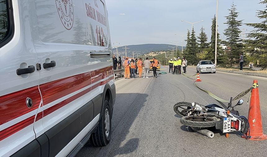 Burdur'da bariyere çarpan motosikletin sürücüsü hayatını kaybetti